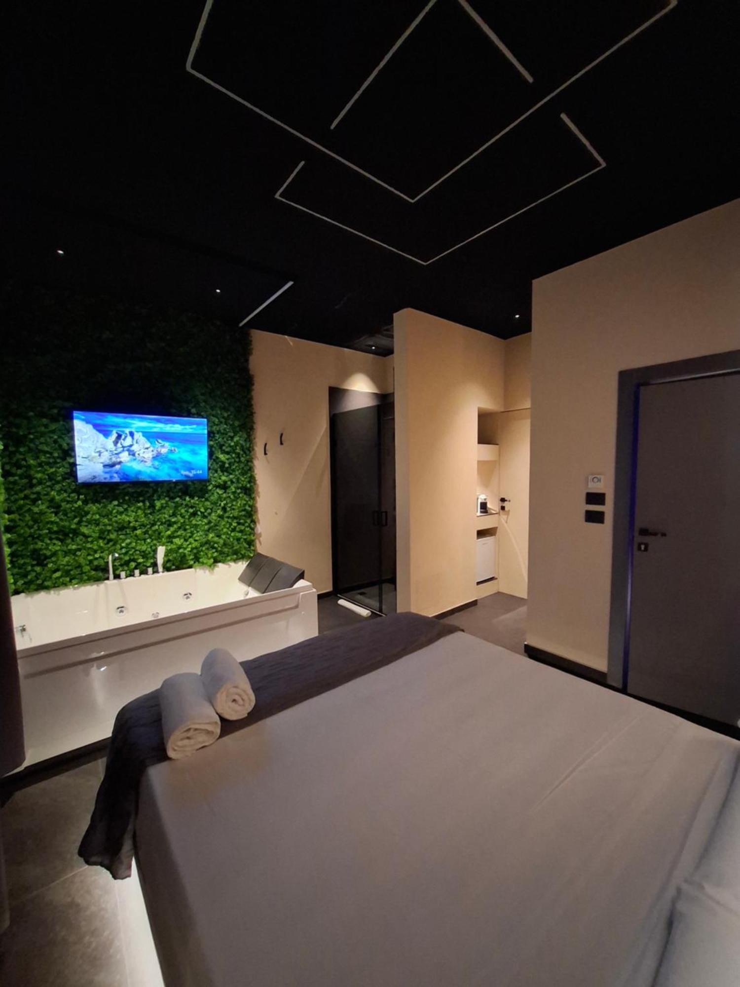 Dark & Light Rooms & Luxury Suites Catania Bagian luar foto